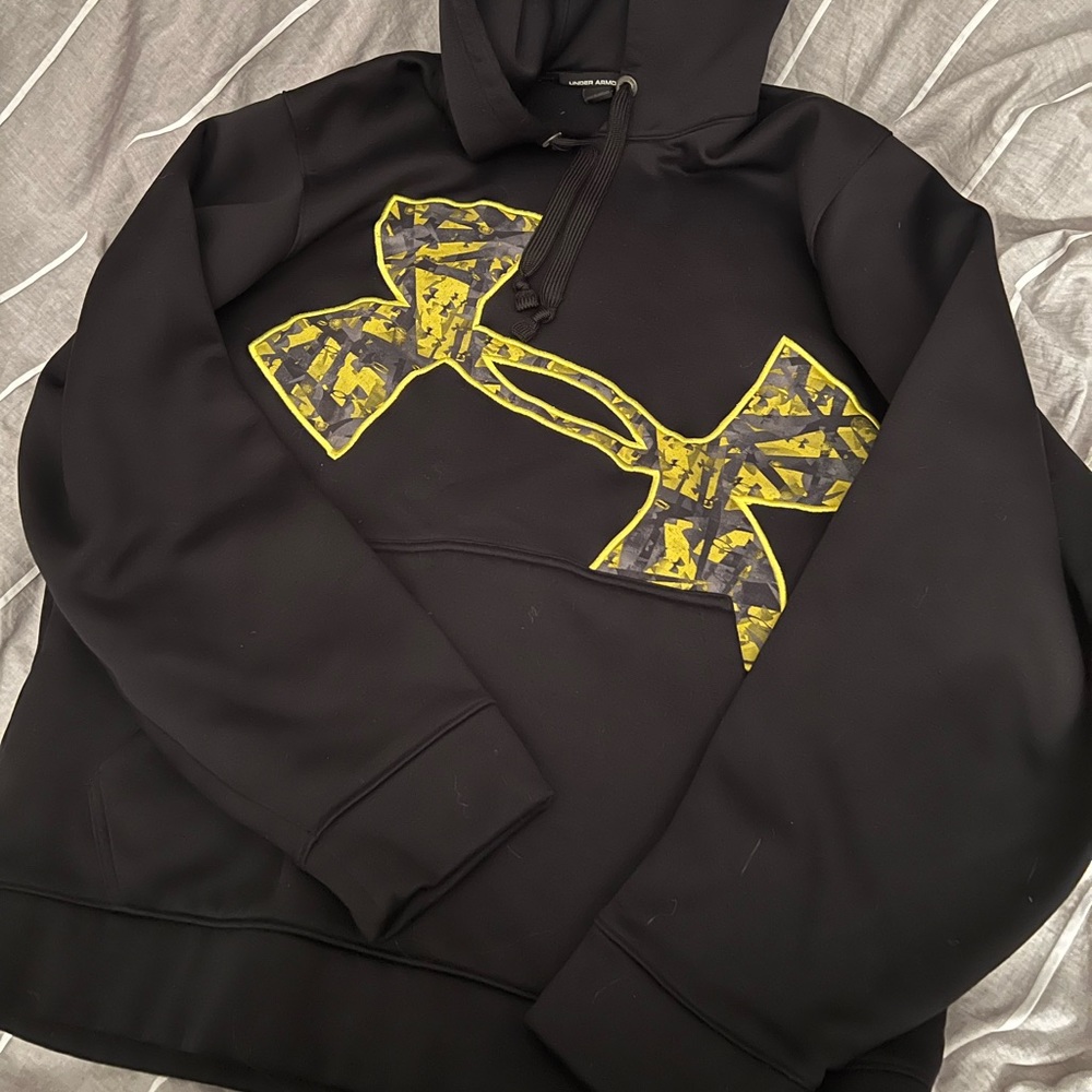 Mens under Armour hoodie size large great condition loose fit